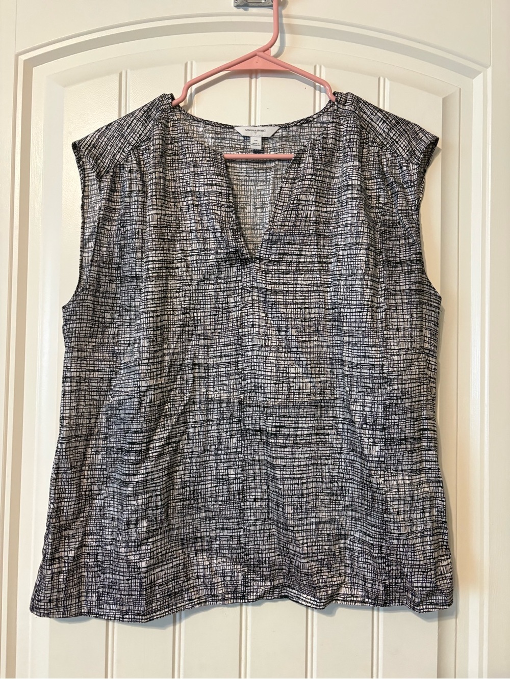 Banana Republic Black & White Textured V-Neck Sleeveless Top
